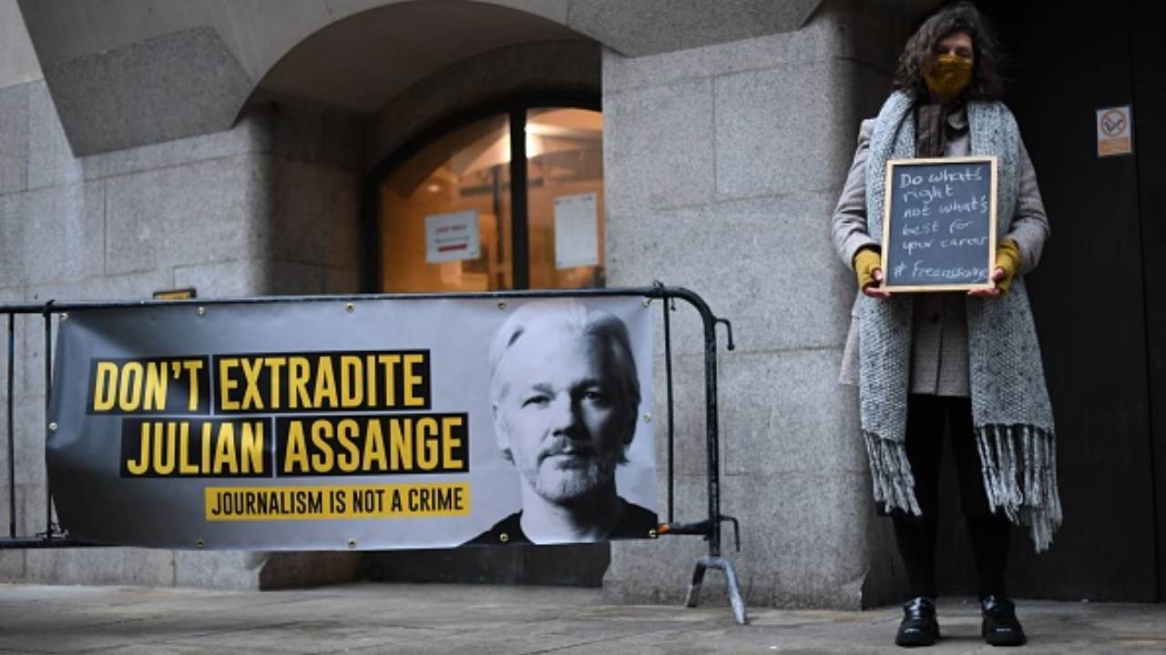 julian assange wikileaks sentenza estradizione gran bretagna