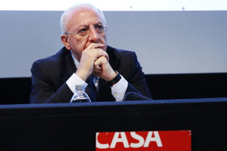 vincenzo de luca vaccini crisi governo facebook