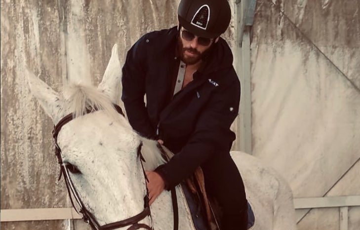 Can Yaman a cavallo con Diletta Leotta