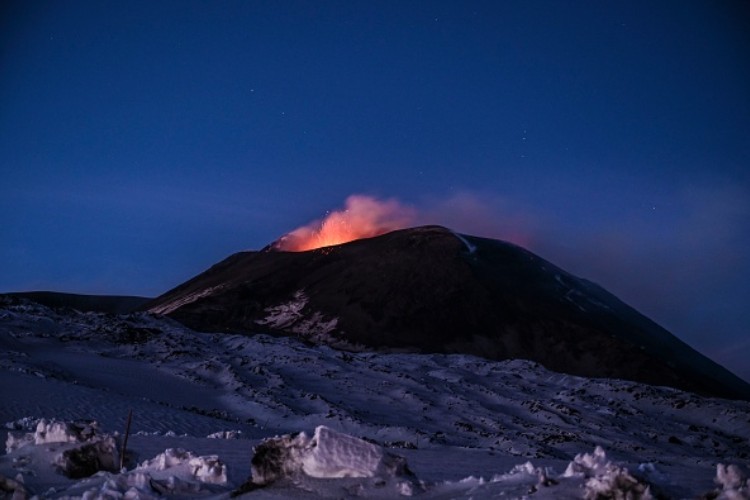 eruzione etna aeroporto catania chiuso colonna fumo