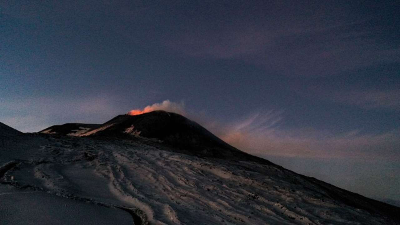 eruzione etna aeroporto catania chiuso colonna fumo