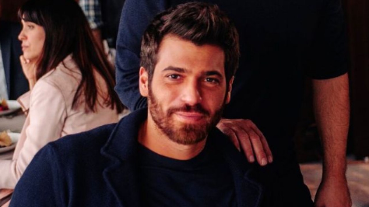 Can Yaman sorride