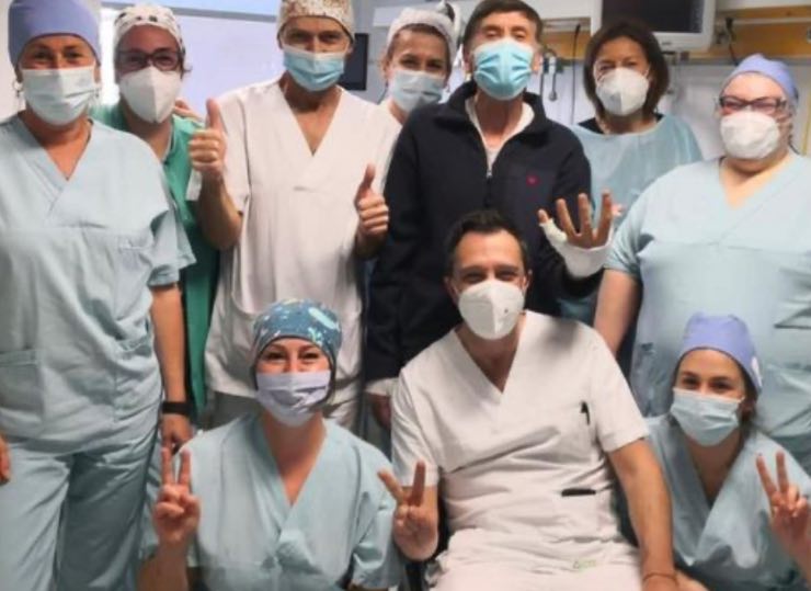 Gianni Morandi e l'equipe di medici