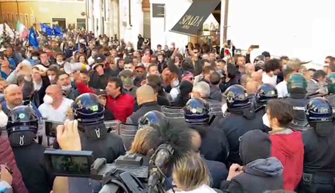 scontri montecitorio proteste