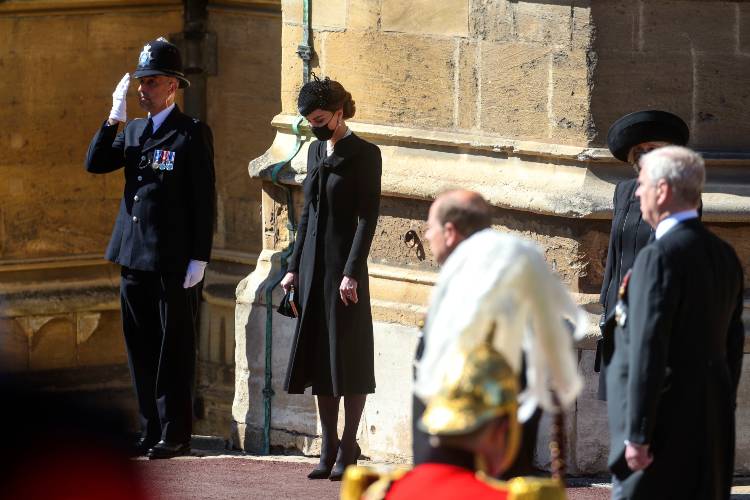 kate middleton carlo funerale principe filippo bacio