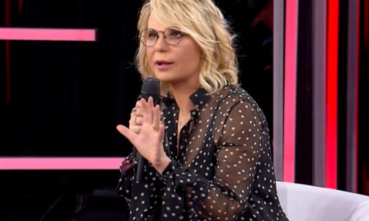 Maria De Filippi, semifinale Amici 20 mano alzata