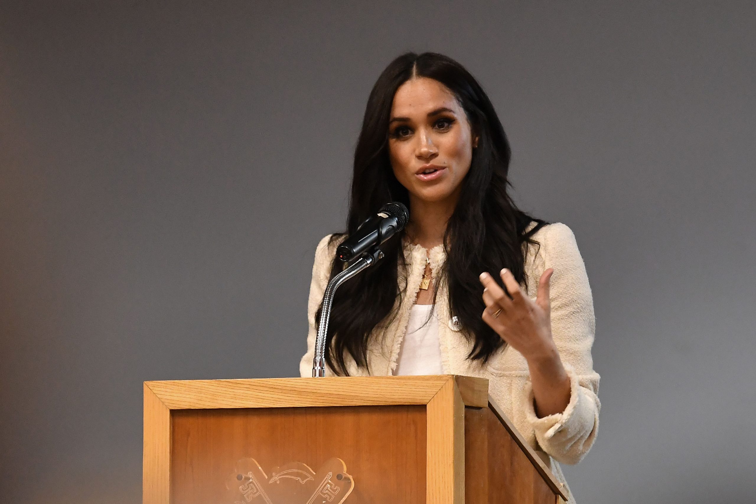 royal family elisabetta II meghan markle 