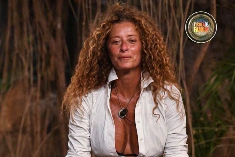 isola dei famosi valentina persia coltello furto