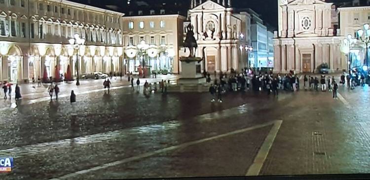 Piazza semivuota