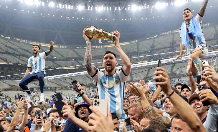 Messi alza la coppa del Mondiale: vince l'Argentina
